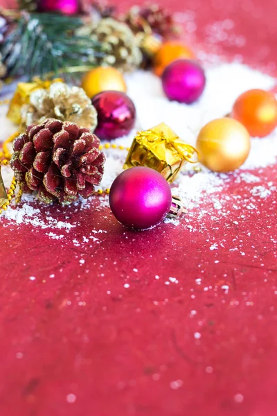 Weihnachtskomposition mit Girlanden, Kugeln und Beulen — Stockfoto