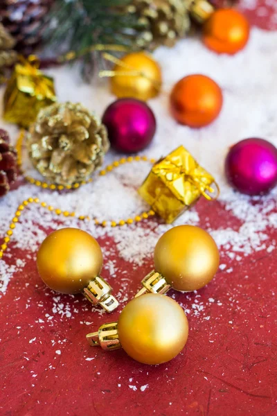 Weihnachtskomposition mit Girlanden, Kugeln und Beulen — Stockfoto