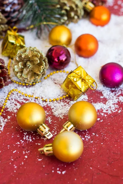 Weihnachtskomposition mit Girlanden, Kugeln und Beulen — Stockfoto