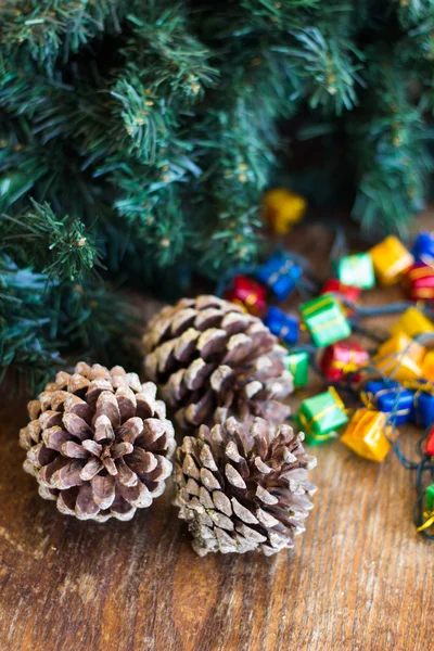 Boże Narodzenie skład z garland i stłuczki — Zdjęcie stockowe