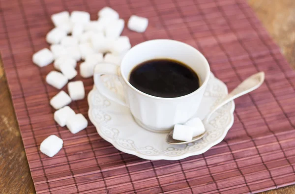 Xícara de café com açúcar branco e mascavo — Fotografia de Stock