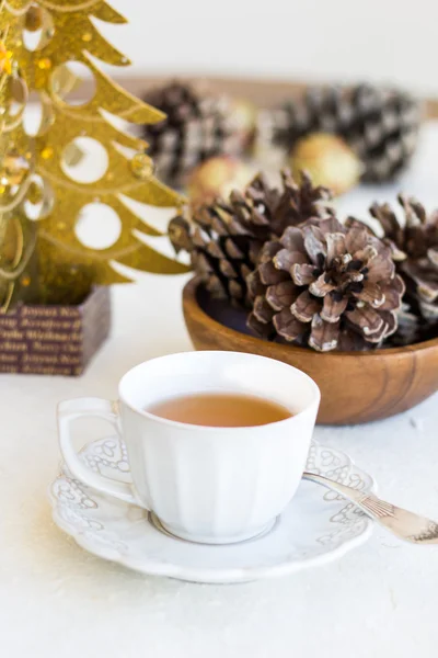 Composição com xícara de chá, solavancos e árvore de Natal — Fotografia de Stock