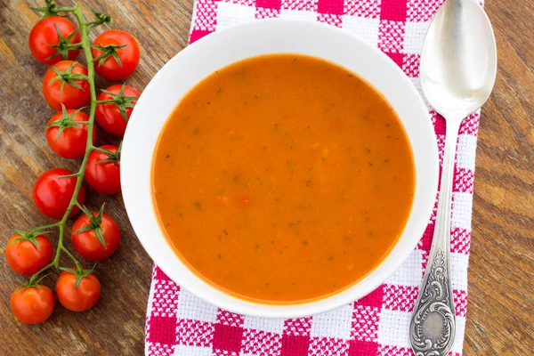 Talíř na polévku minestrone s cherry rajčaty — Stock fotografie