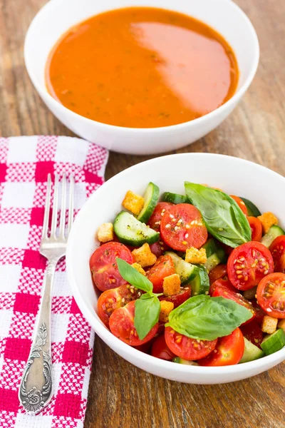 Tomato salad with cucumber and croutons — Stock Photo, Image