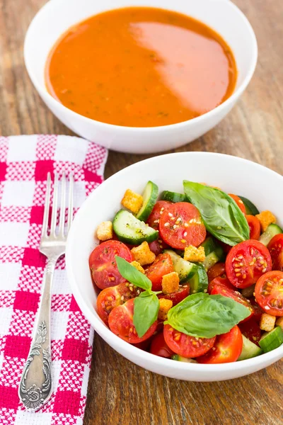 Insalata di pomodoro con cetriolo e crostini — Foto Stock