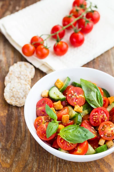 Tomato salad with cucumber and croutons — Stock Photo, Image