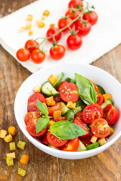 Salada de tomate com pepino e croutons — Fotografia de Stock