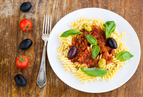 Nudeln mit Tomatensoße, Oliven und Basilikum — Stockfoto