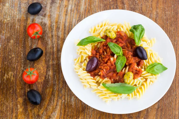 Nudeln mit Tomatensoße, Oliven und Basilikum — Stockfoto