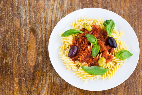 Nudeln mit Tomatensoße, Oliven und Basilikum — Stockfoto