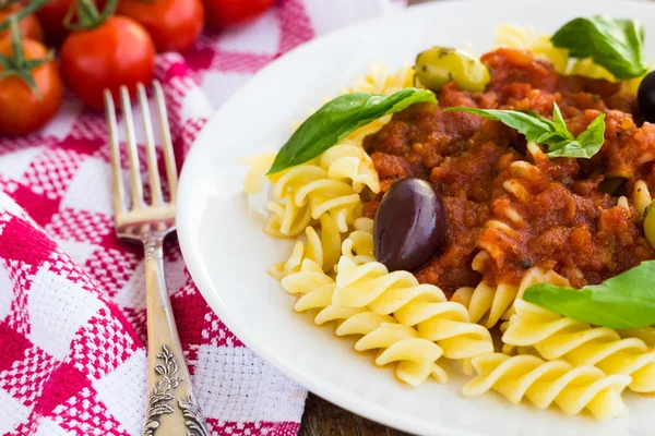 Pasta con pomodoro, olive e basilico — Foto Stock