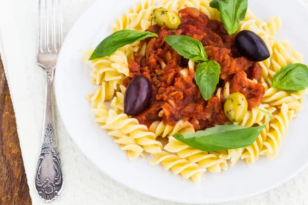Nudeln mit Tomatensoße, Oliven und Basilikum — Stockfoto