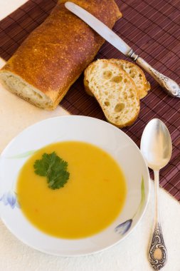 otlar ve baharatlar ile kırmızı mercimek çorbası