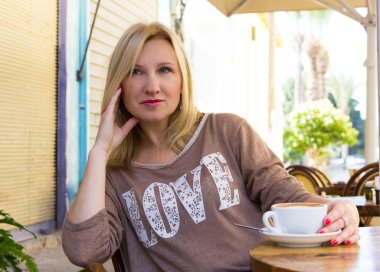 portre zarif orta yaşlı kadın portresi