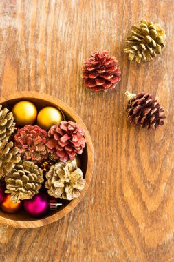 Ahşap arka planda Noel süslemeleri