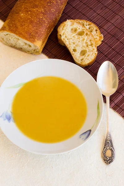 Polévka z červené čočky s bylinkami a kořením — Stock fotografie