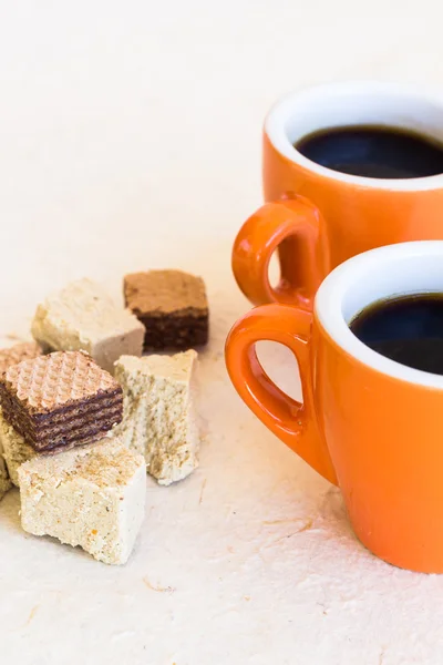 Sammansättningen av två moderna kaffekoppar — Stockfoto