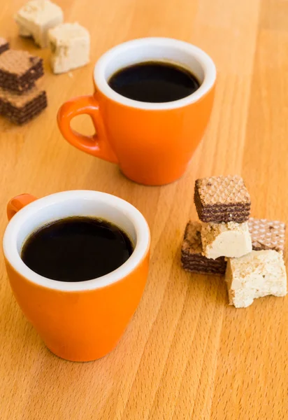 Två moderna kaffekoppar på ett trä skrivbord — Stockfoto