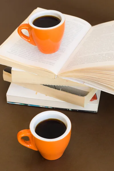 Composición de dos tazas de café con libros — Foto de Stock