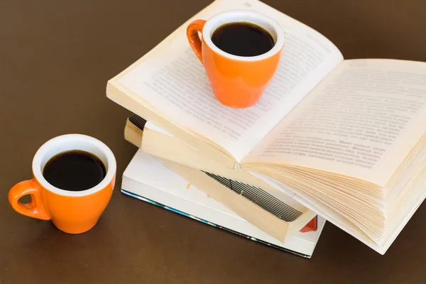 Composición de dos tazas de café con libros —  Fotos de Stock