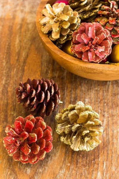 Decoraciones de Navidad sobre fondo de madera — Foto de Stock