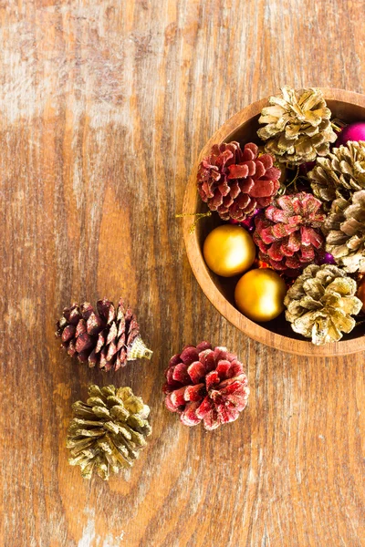 Decoraciones de Navidad sobre fondo de madera — Foto de Stock