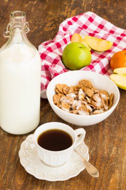 gevrek, meyve, fındık ve süt ile sağlıklı bir kahvaltı.