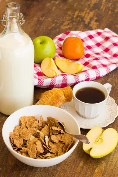 Café da manhã saudável com granola, frutas, nozes e leite . — Fotografia de Stock