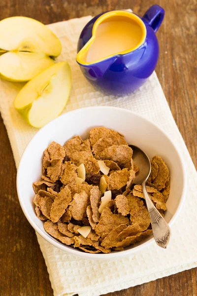 Leckeres und gesundes Müsli mit Trockenfrüchten, Nüssen und Milch. — Stockfoto