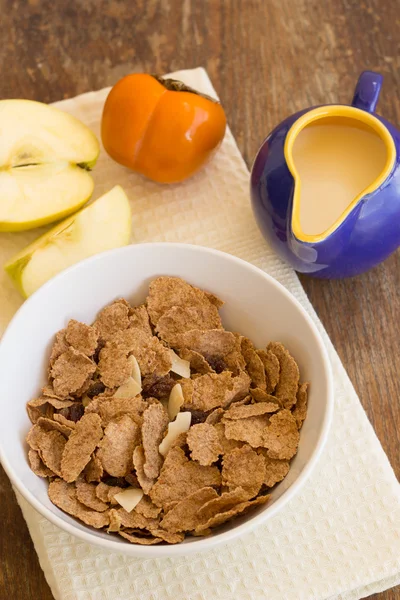 Deliziosa e sana muesli con frutta secca, noci e latte . — Foto Stock