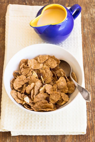 Leckeres und gesundes Müsli mit Trockenfrüchten, Nüssen und Milch. — Stockfoto