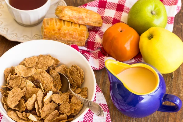 Deliciosa e saudável granola com frutas secas, nozes e leite . — Fotografia de Stock