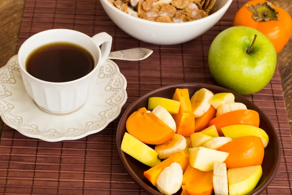 Gesundes Frühstück mit Obstsalat, Müsli und Kaffee. — Stockfoto