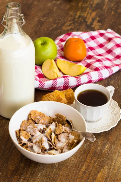 Gesundes Frühstück mit Müsli, Obst, Nüssen und Milch. lizenzfreie Stockfotos