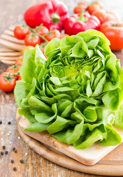 Lechuga de roble verde con tomates y pimentón de cerca Fotos De Stock Sin Royalties Gratis