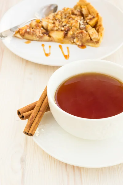 Kopje thee met heerlijke verse gebakken appeltaart op een houten sur — Stok fotoğraf