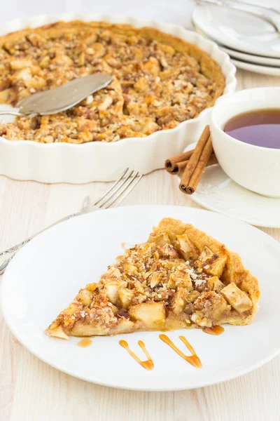 Rebanada de delicioso pastel de manzana recién horneado en una superficie de madera — Foto de Stock