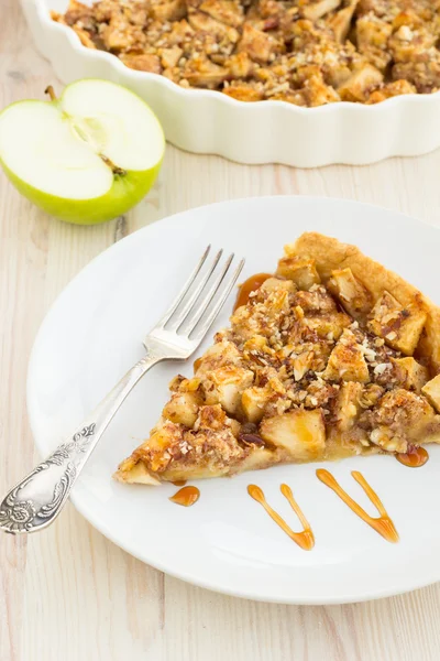 Кусок вкусного свежего яблочного пирога на деревянной поверхности — стоковое фото
