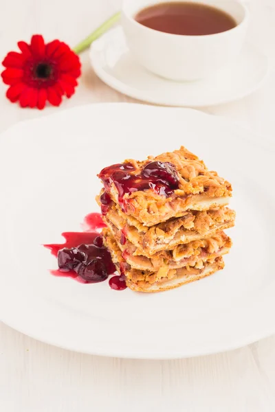 Rodajas de delicioso pastel de manzana recién horneado en una superficie de madera —  Fotos de Stock