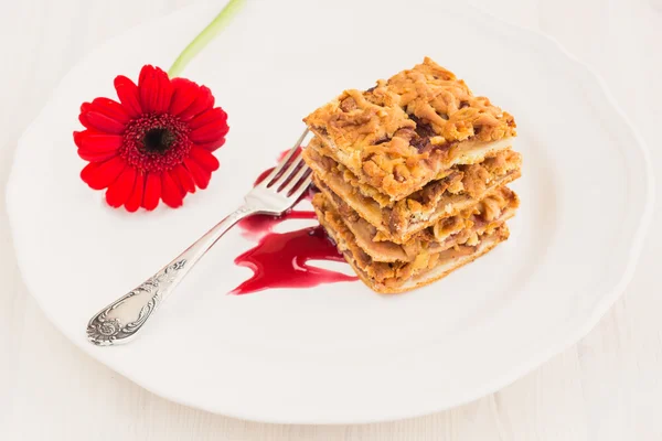 Rodajas de delicioso pastel de manzana recién horneado en una superficie de madera —  Fotos de Stock