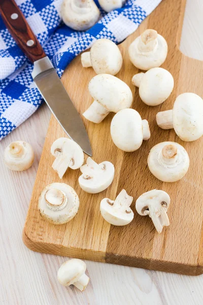 Frische Pilze auf einer Holzoberfläche — Stockfoto