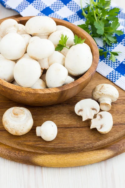 Frische Pilze in einer Tasse auf einer Holzoberfläche — Stockfoto