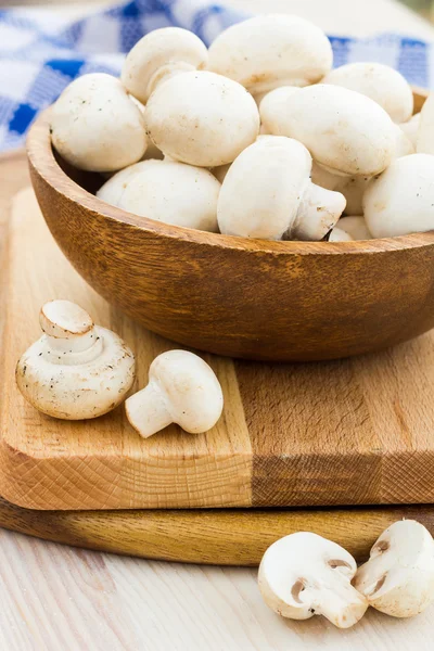 Frische Pilze in einer Tasse auf einer Holzoberfläche — Stockfoto