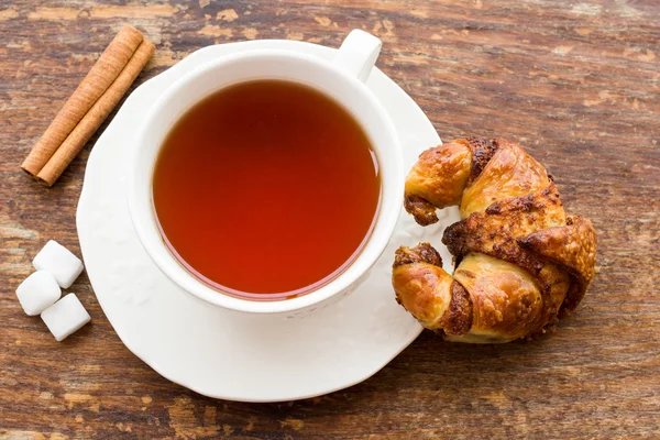 Xícara de chá com croissant — Fotografia de Stock