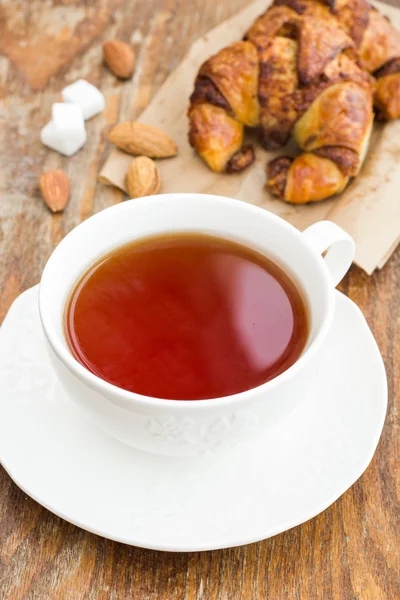 Cup of tea with croissant — Stock Photo, Image