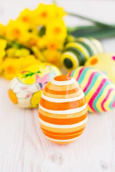 Пасхальные яйца с желтыми нарциссами — стоковое фото