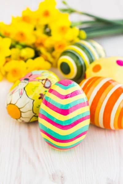 Easter eggs with yellow daffodils — Stock Photo, Image