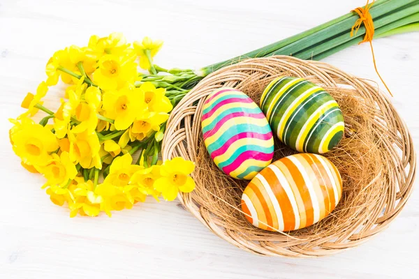 Ostereier mit gelben Narzissen — Stockfoto