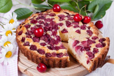 vişneli turta bir plaka üzerinde