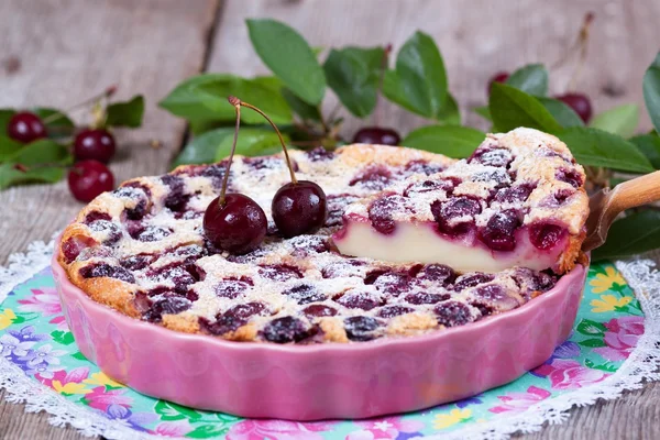 Řezy clafoutis s cherry v keramické formě — Stock fotografie